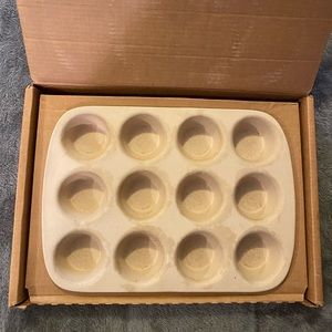 Stoneware Muffin Pan By The Pampered Chef